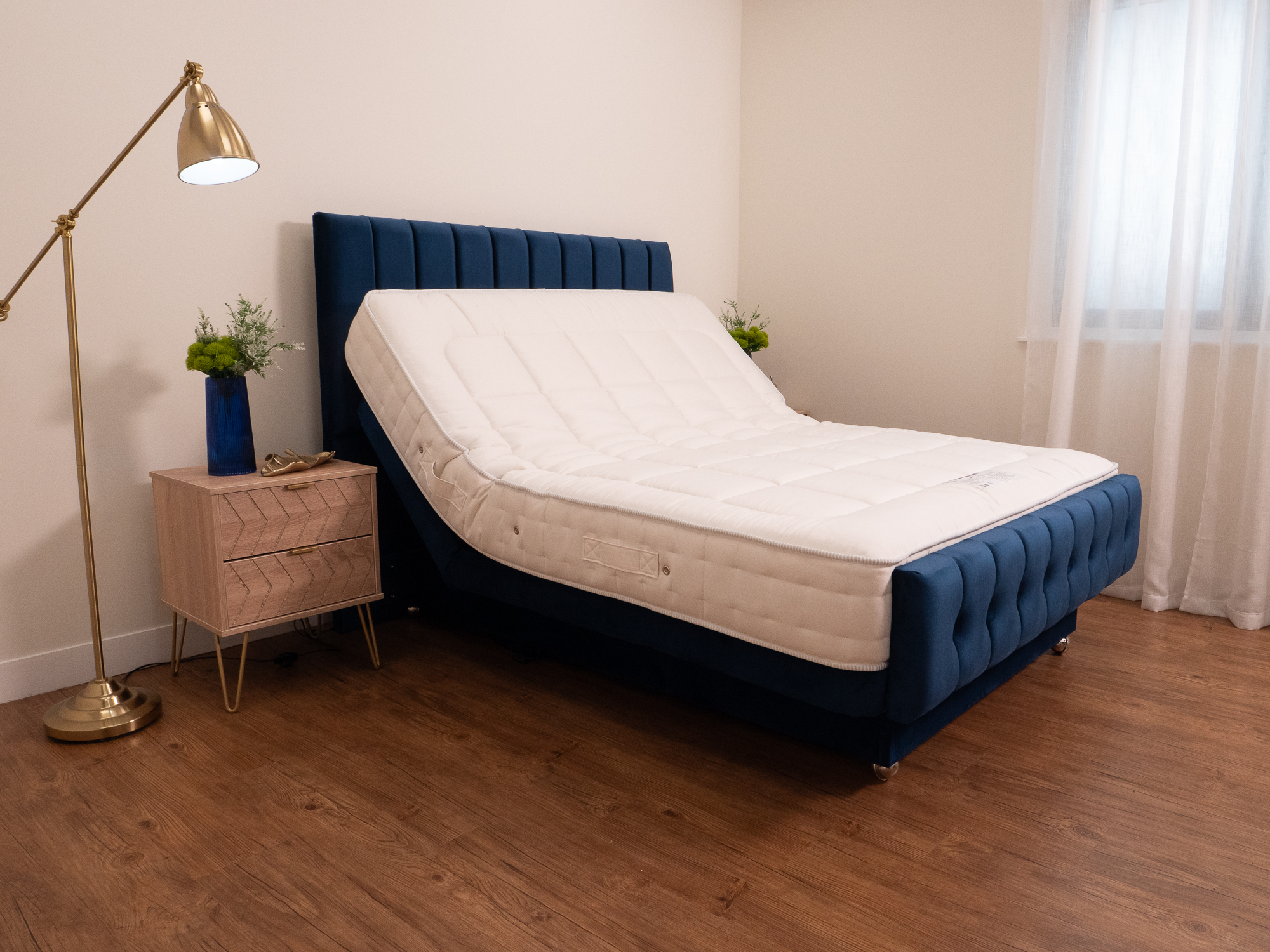 Adjustamatic adjustable bed